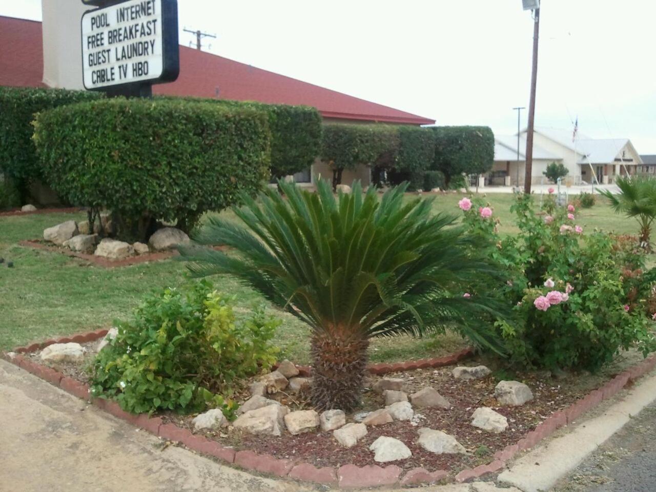 Royal Inn Pearsall Bagian luar foto