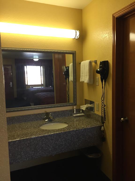 Royal Inn Pearsall Bagian luar foto