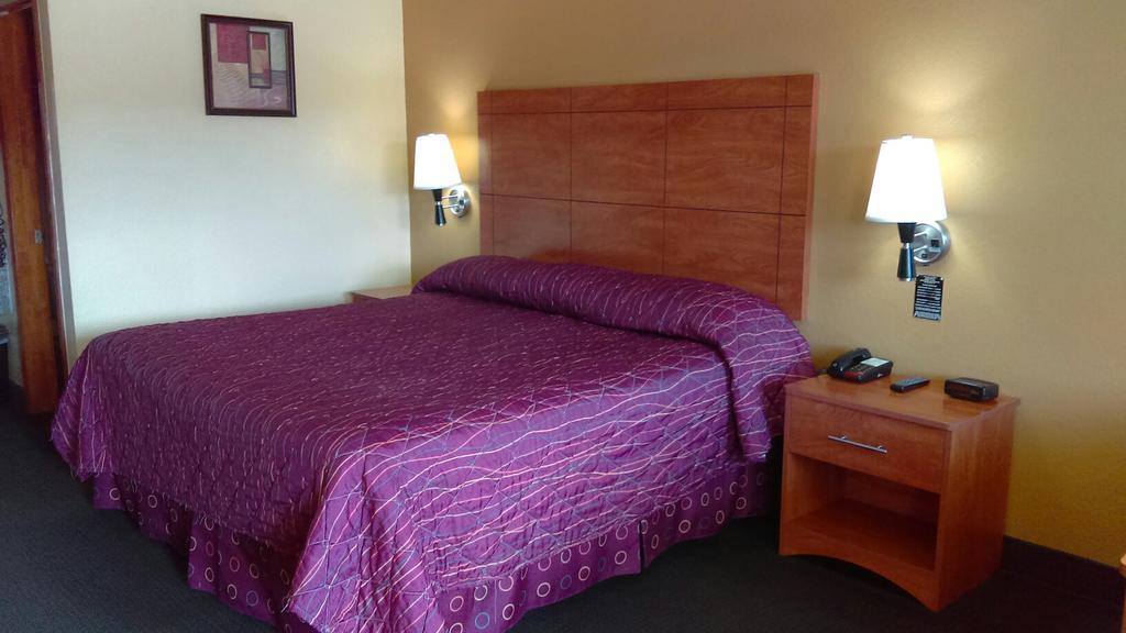 Royal Inn Pearsall Bagian luar foto
