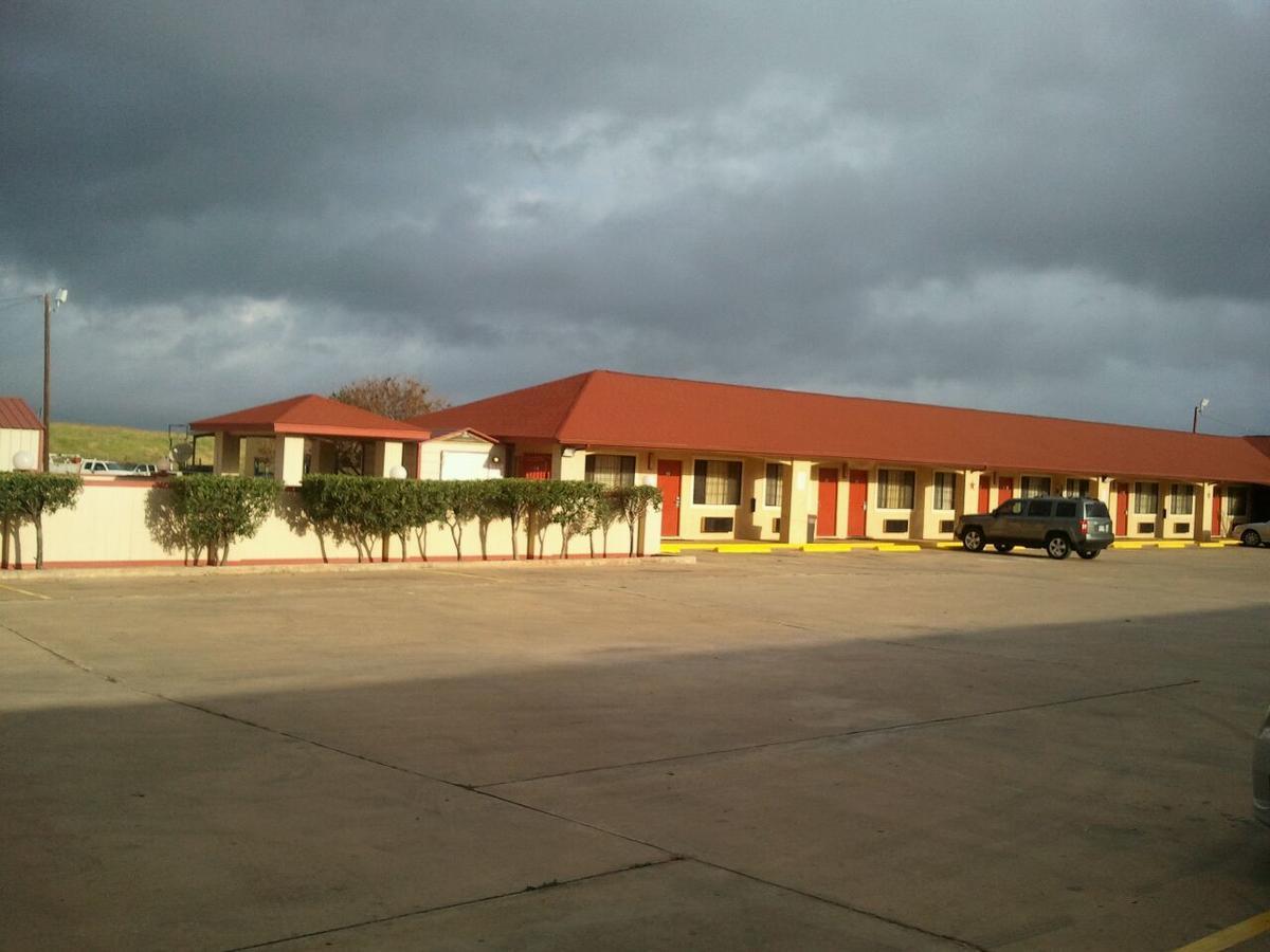 Royal Inn Pearsall Bagian luar foto