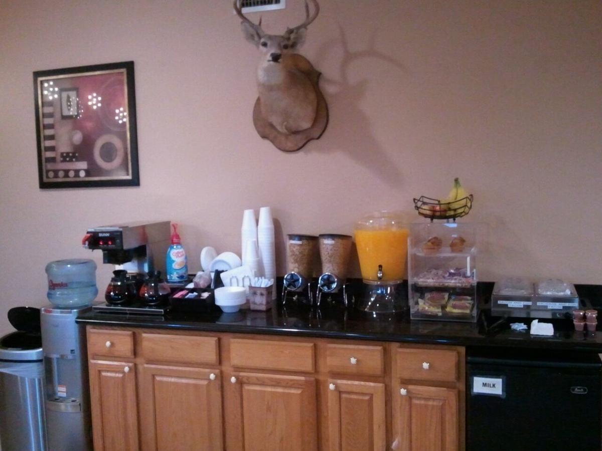 Royal Inn Pearsall Bagian luar foto