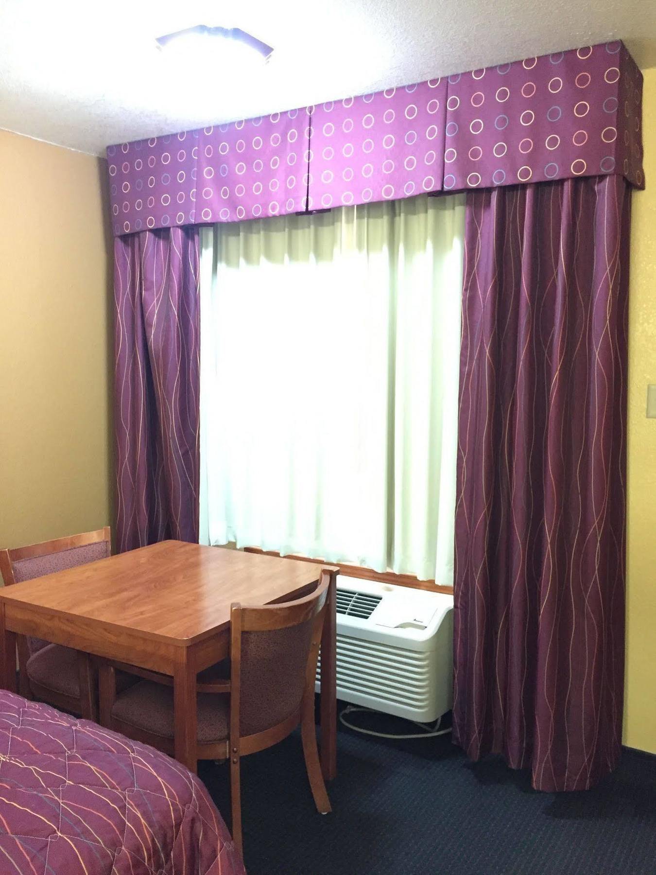 Royal Inn Pearsall Bagian luar foto