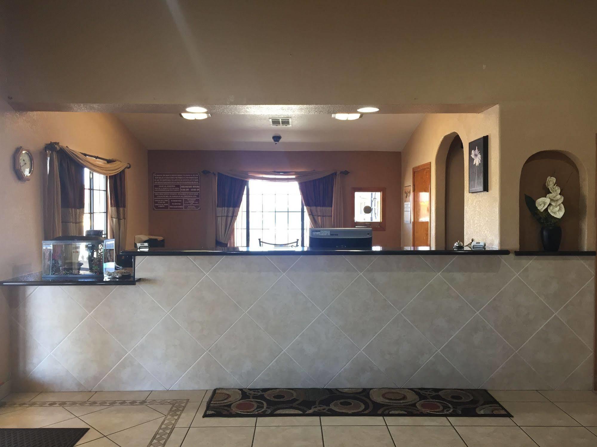 Royal Inn Pearsall Bagian luar foto