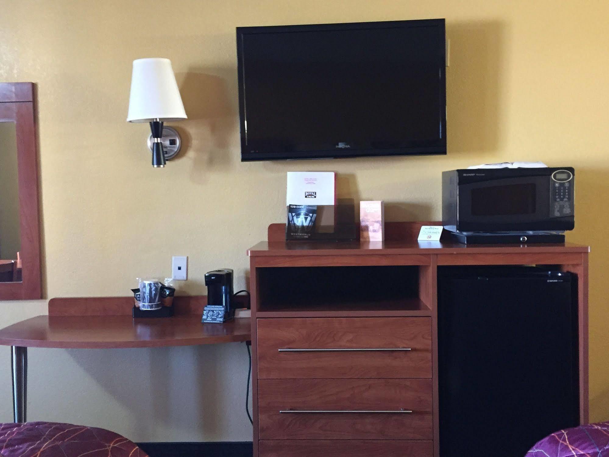 Royal Inn Pearsall Bagian luar foto