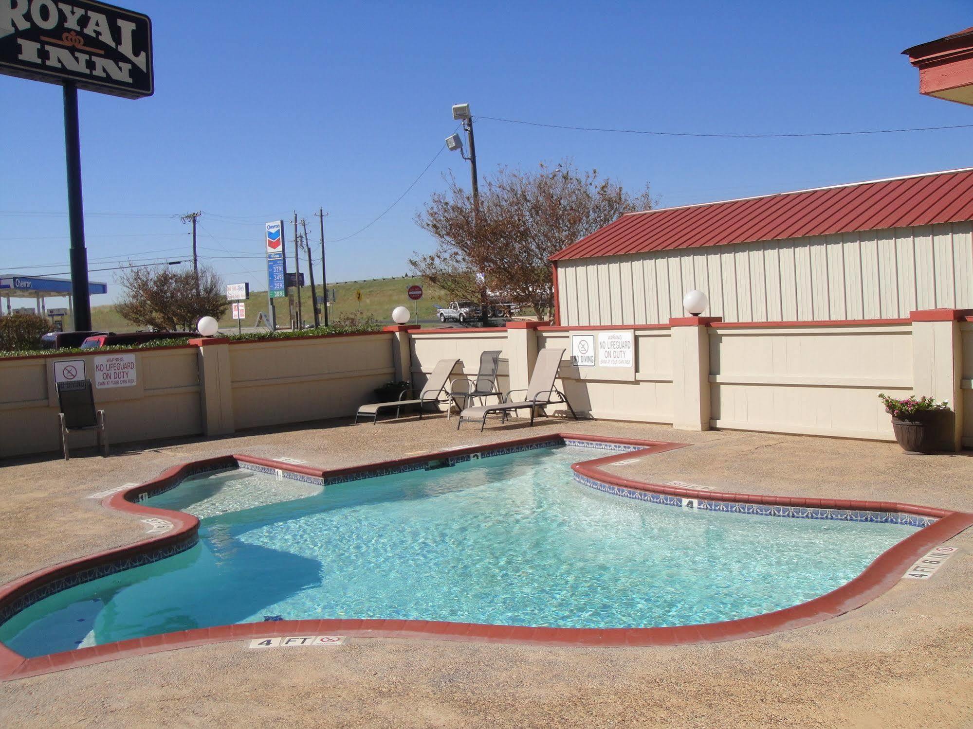 Royal Inn Pearsall Bagian luar foto